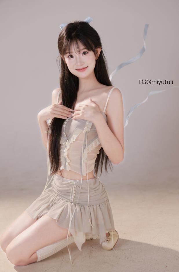 羊小羊 2025-11-19 14:12:01 像不像你毕业照里，那个不敢多看又忘不掉的学妹