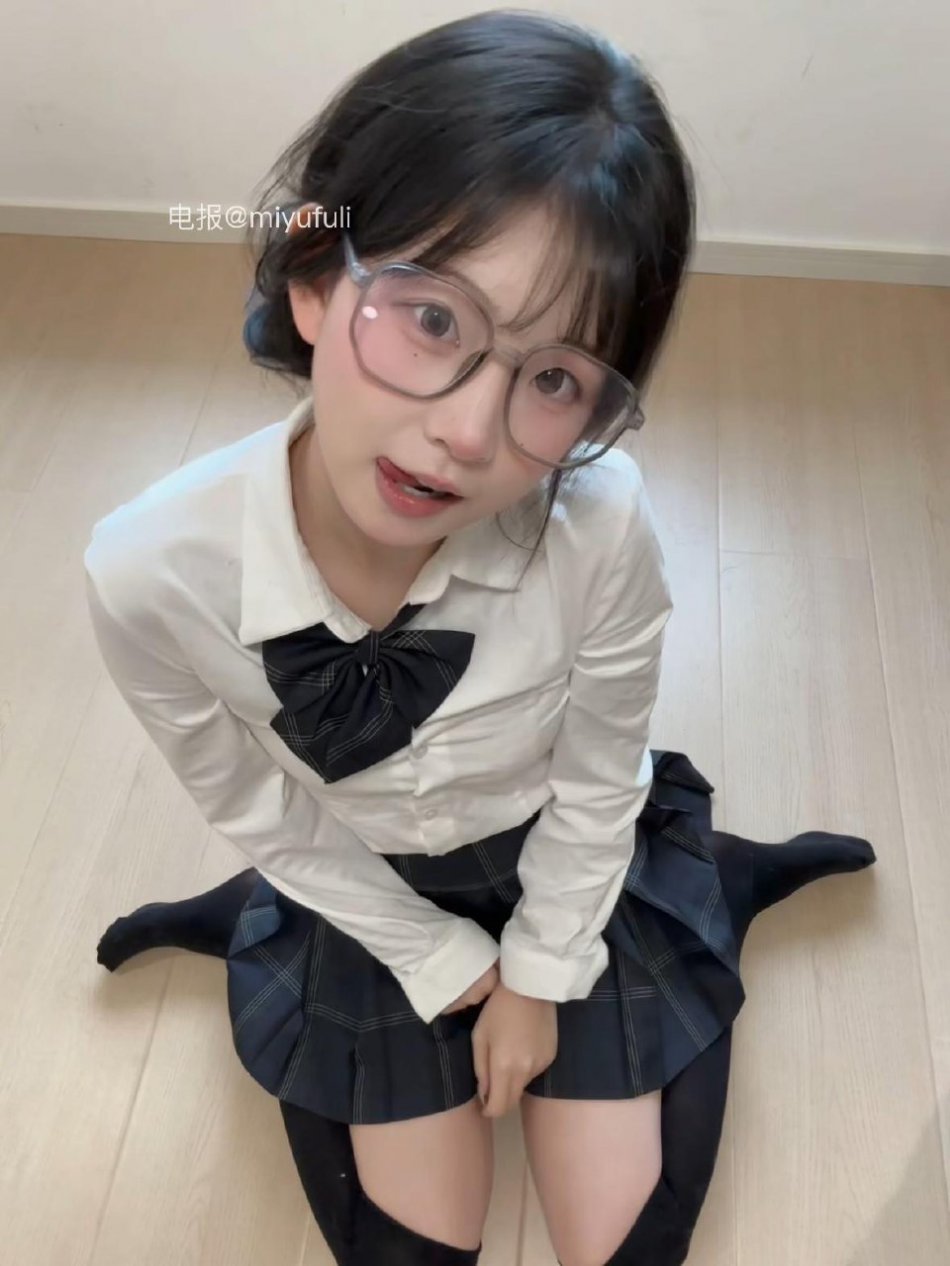 羊小羊 2025-11-19 14:12:01 像不像你毕业照里，那个不敢多看又忘不掉的学妹