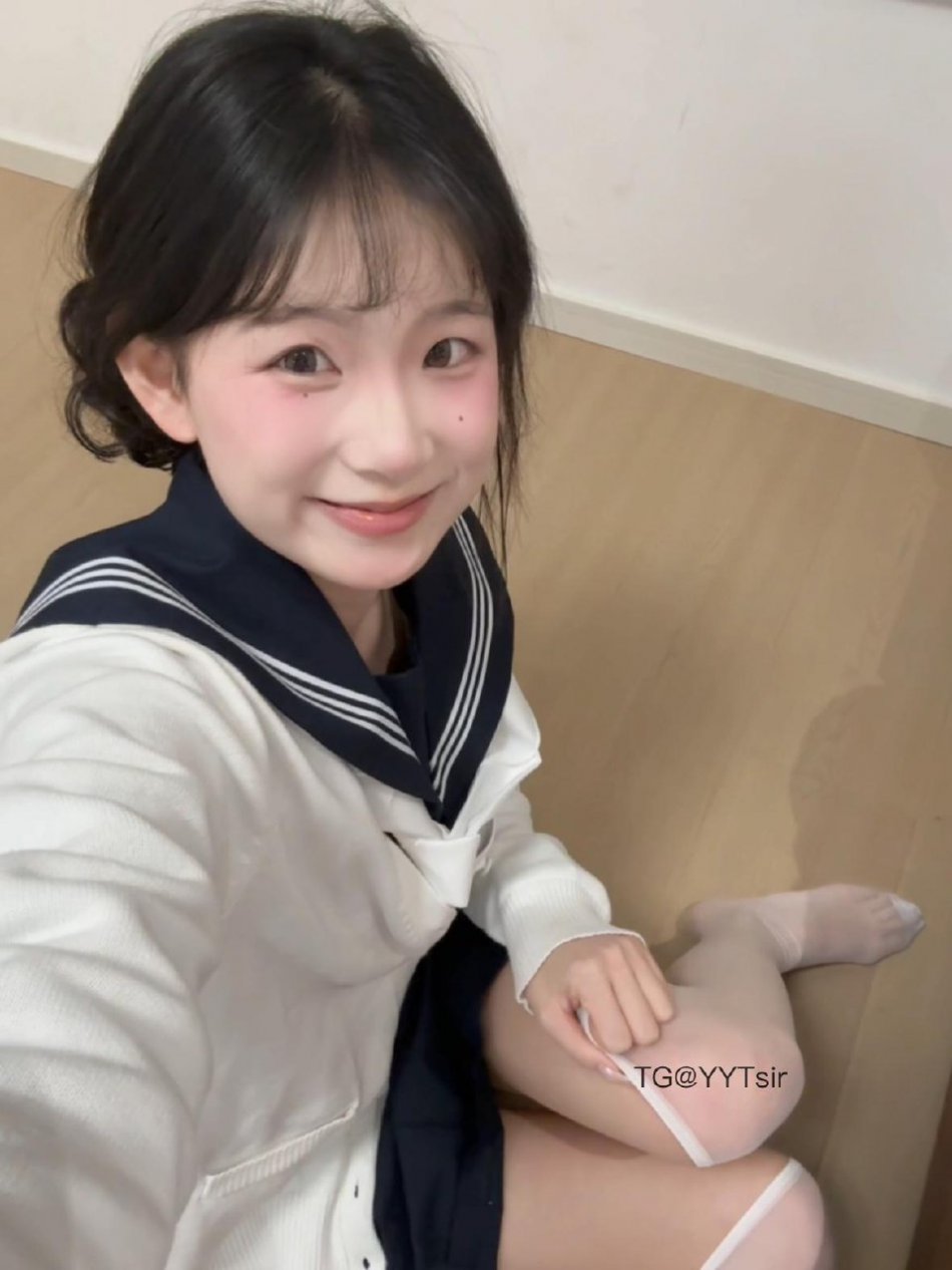 羊小羊 2025-11-19 14:12:01 像不像你毕业照里，那个不敢多看又忘不掉的学妹