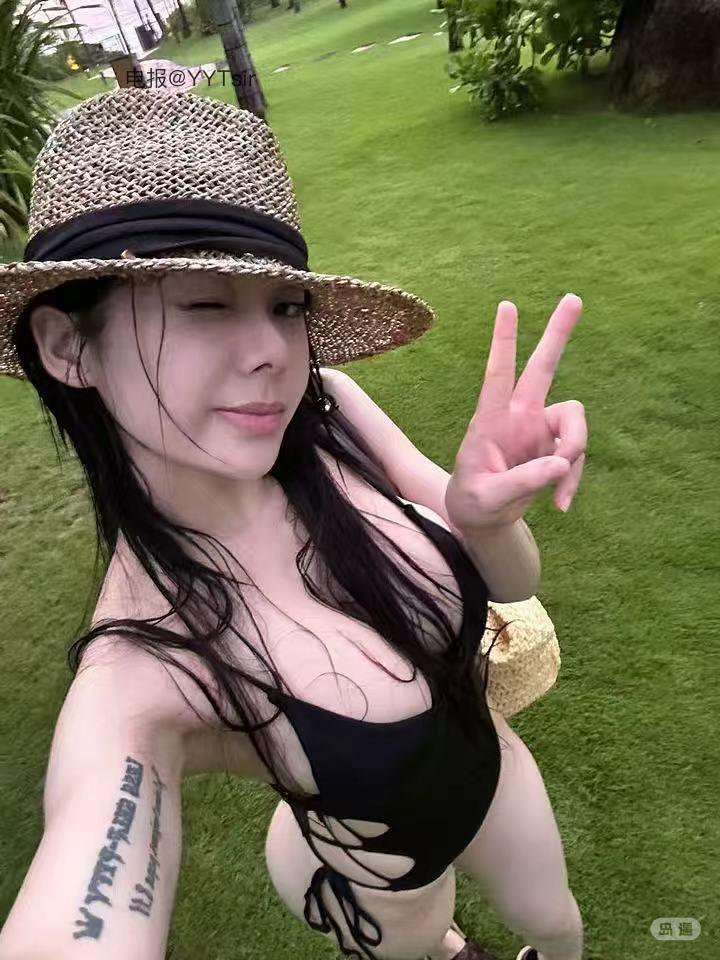 妻晨 2025-11-12 17:24:22 留个背影给你，剩下的自己想象 第1张