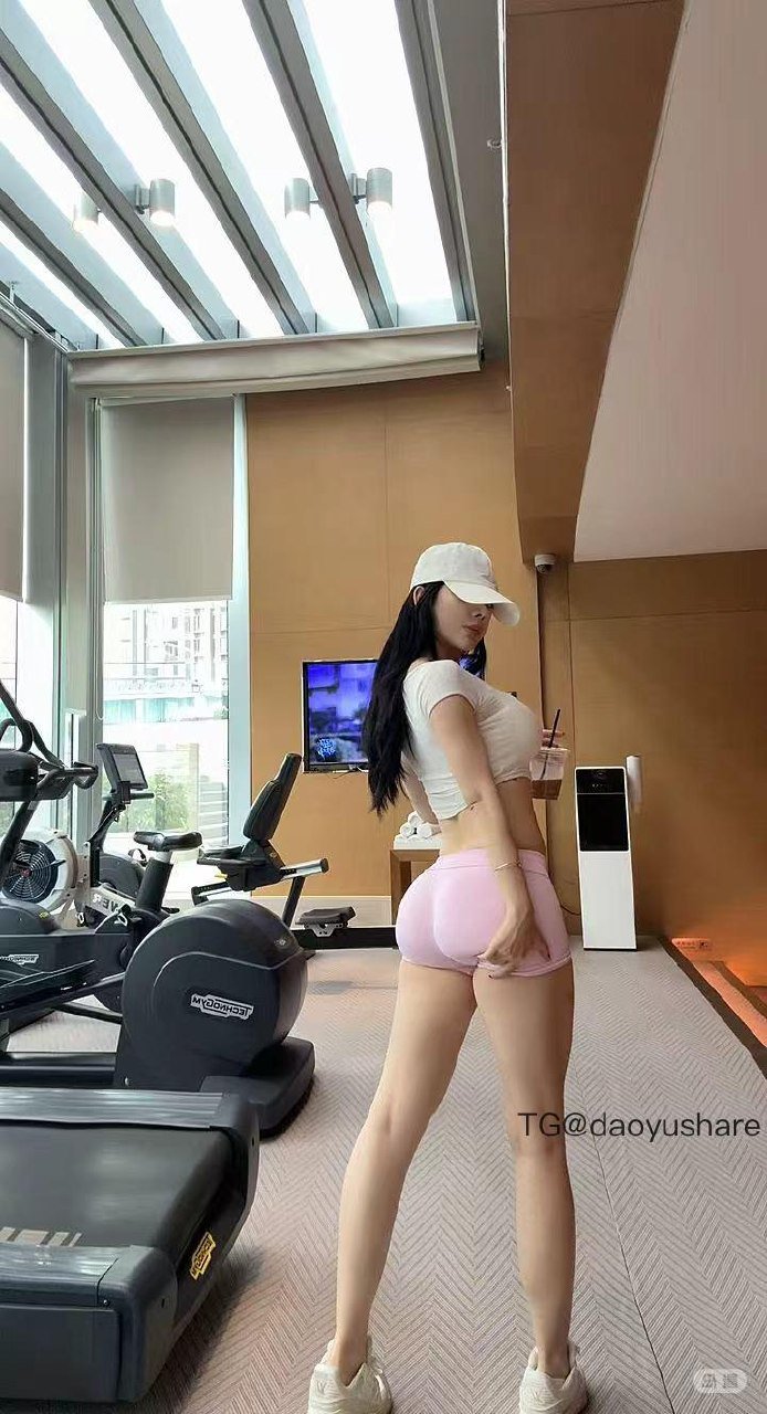 妻晨 2025-11-12 17:24:22 留个背影给你，剩下的自己想象 第3张