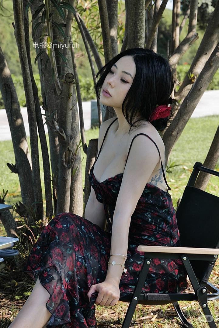 妻晨 2025-11-12 17:24:22 留个背影给你，剩下的自己想象 第4张