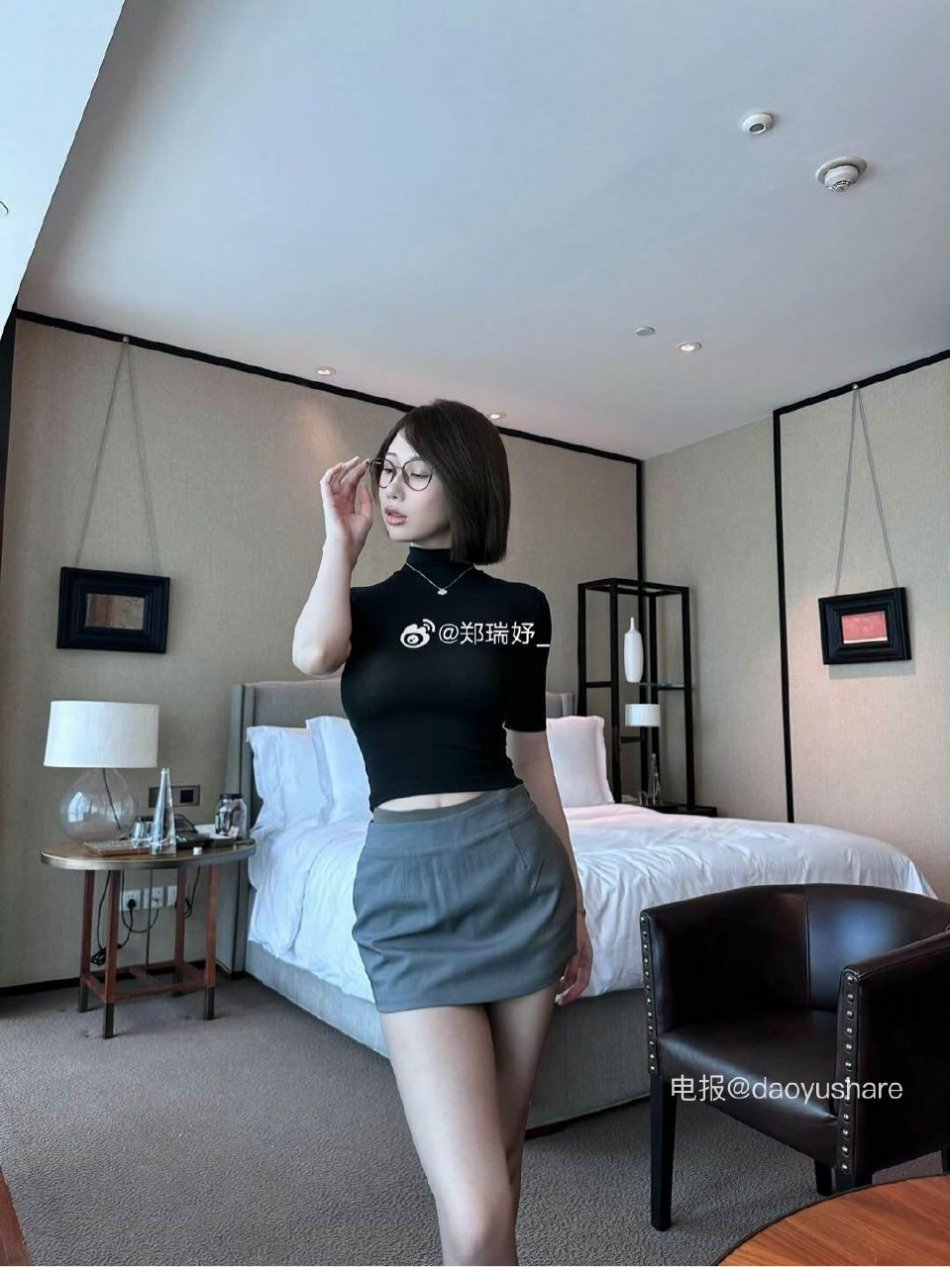 郑瑞妤 2025-12-05 11:08:26 红底高跟什么来着?