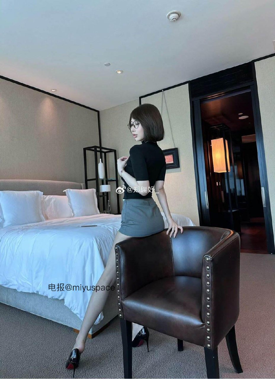 郑瑞妤 2025-12-05 11:08:26 红底高跟什么来着?