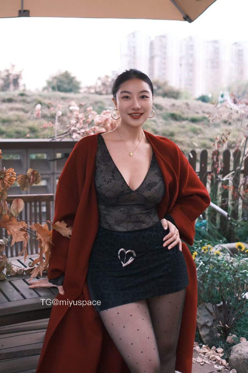 鹿瑶 2025-12-10 14:51:24 在发财和发光中,选择了发照片✌️ 第8张