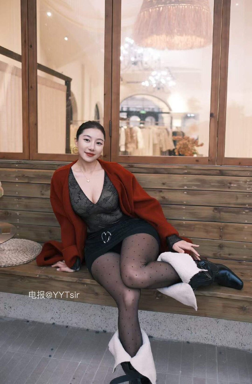 鹿瑶 2025-12-10 14:51:24 在发财和发光中,选择了发照片✌️ 第6张