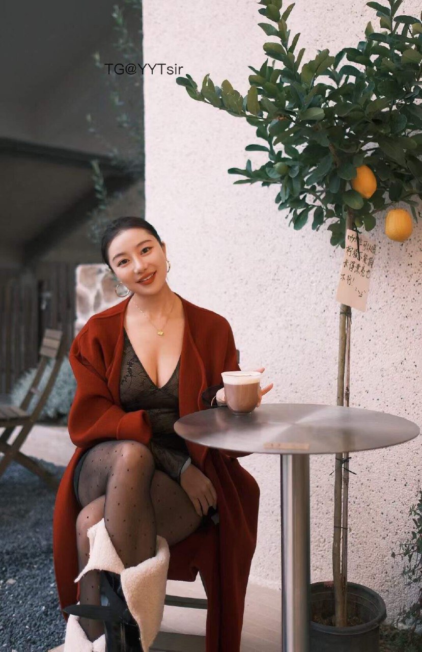 鹿瑶 2025-12-10 14:51:24 在发财和发光中,选择了发照片✌️ 第2张