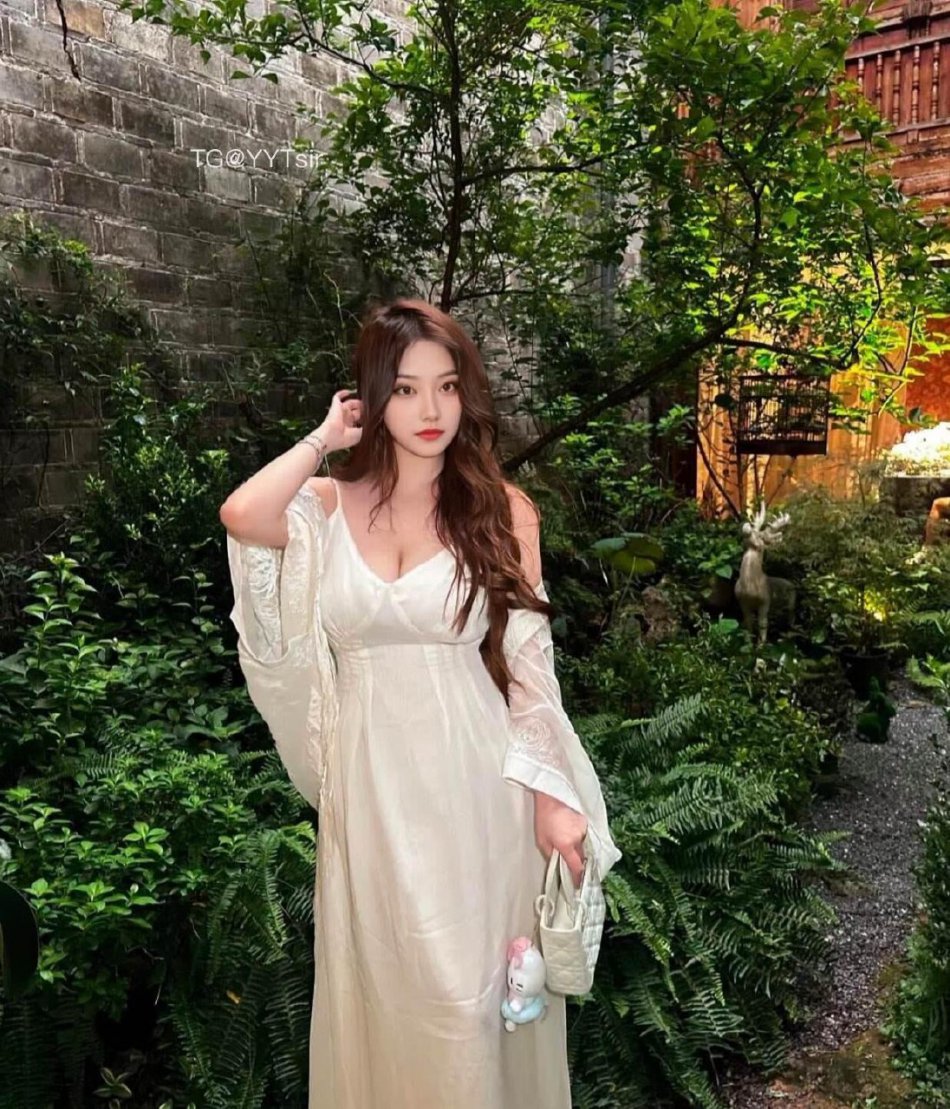 凡妮莎 2025-12-15 13:58:37 喝水就喝水，胡子别扎我大腿