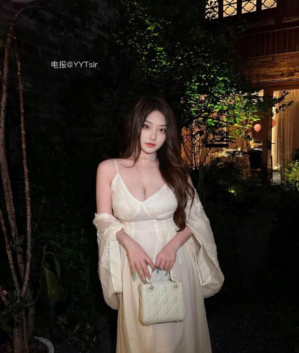 凡妮莎 2025-12-15 13:58:37 喝水就喝水，胡子别扎我大腿