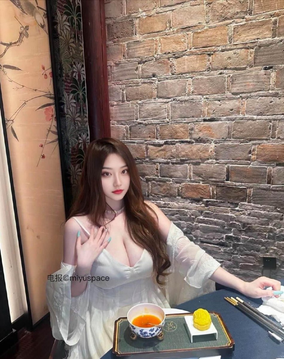 凡妮莎 2025-12-15 13:58:37 喝水就喝水，胡子别扎我大腿