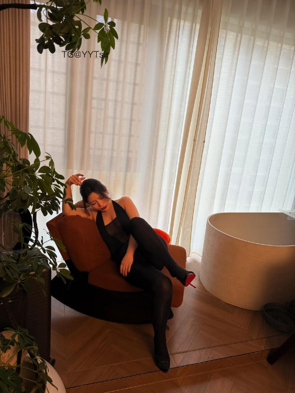 芳姨 2025-12-24 18:46:49 #付费贴#喜欢黑丝的宝宝有福了👀