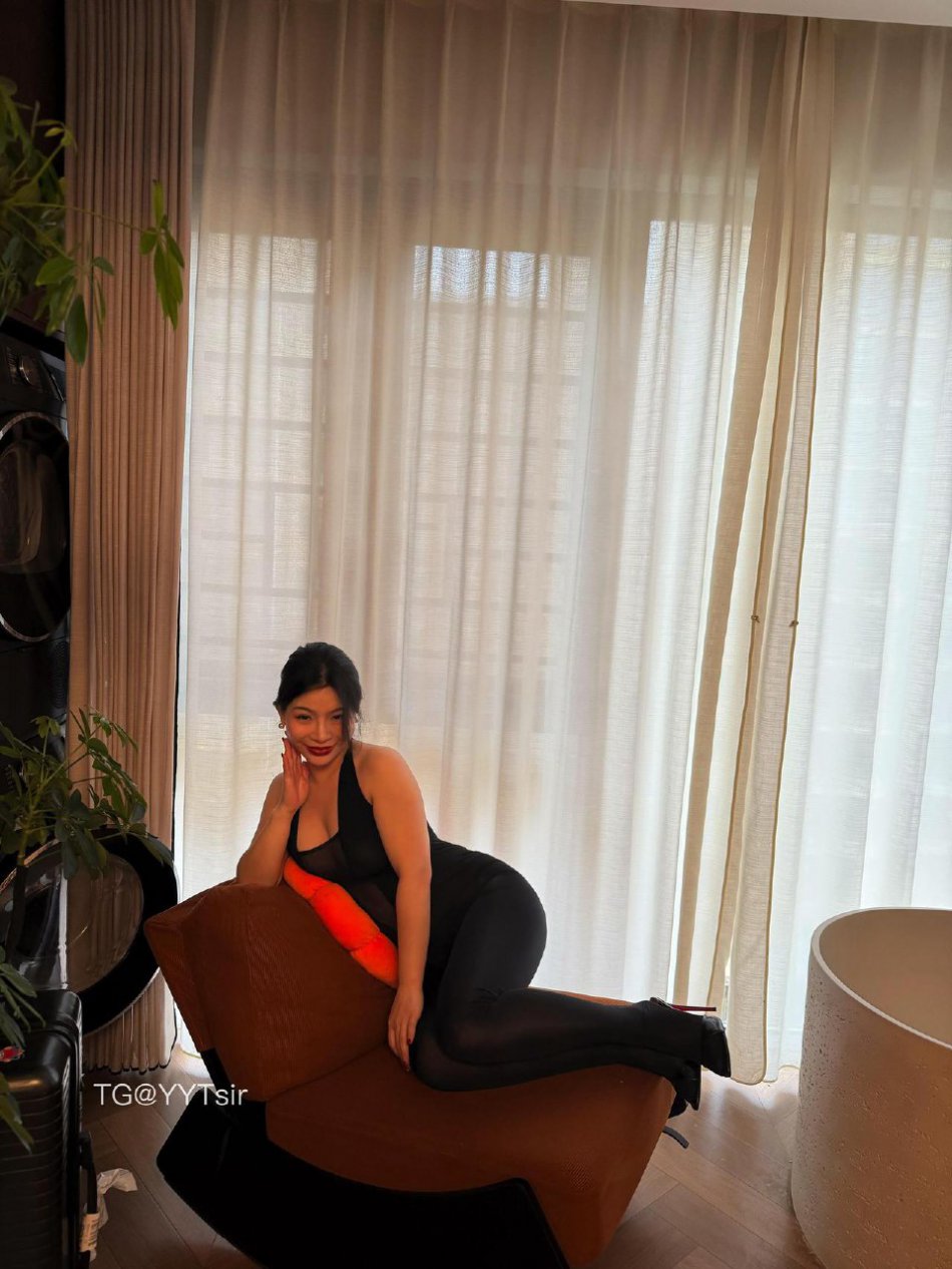 芳姨 2025-12-24 18:46:49 #付费贴#喜欢黑丝的宝宝有福了👀