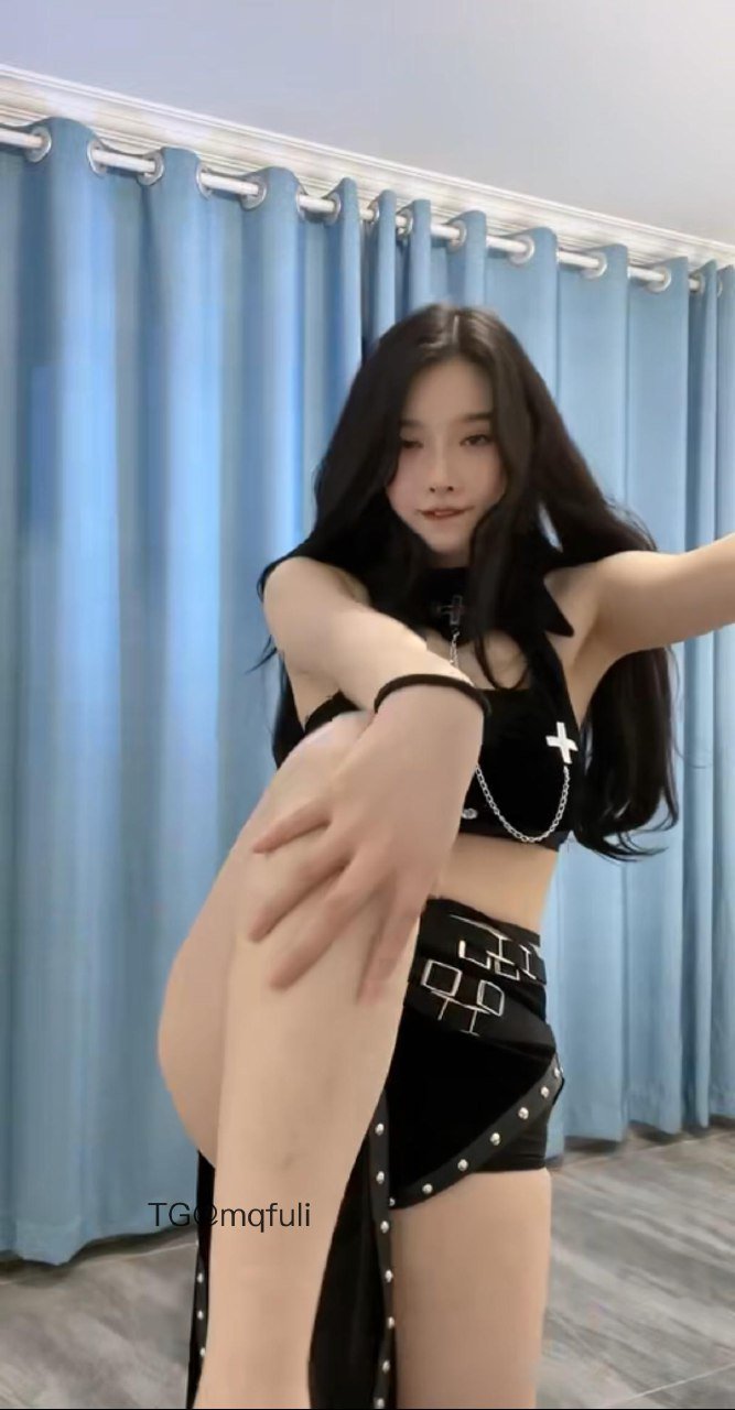 小清子 2025-12-29 19:40:10 【付费贴】 一组12张精品写真 第1张