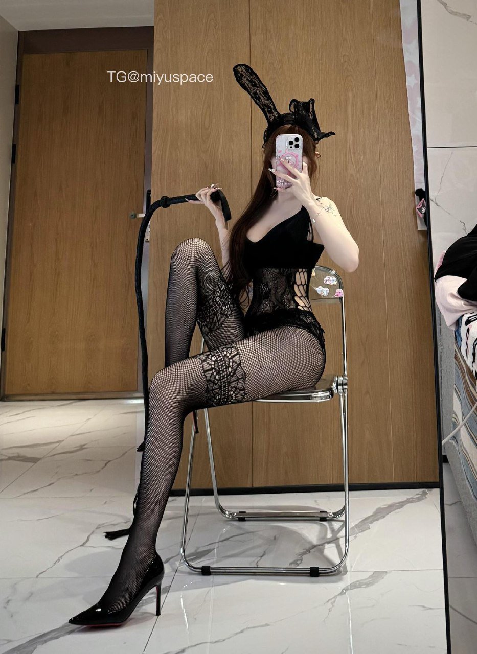 超蓝布罗莉 2025-12-08 04:33:35 黑色渔网连体衣照片