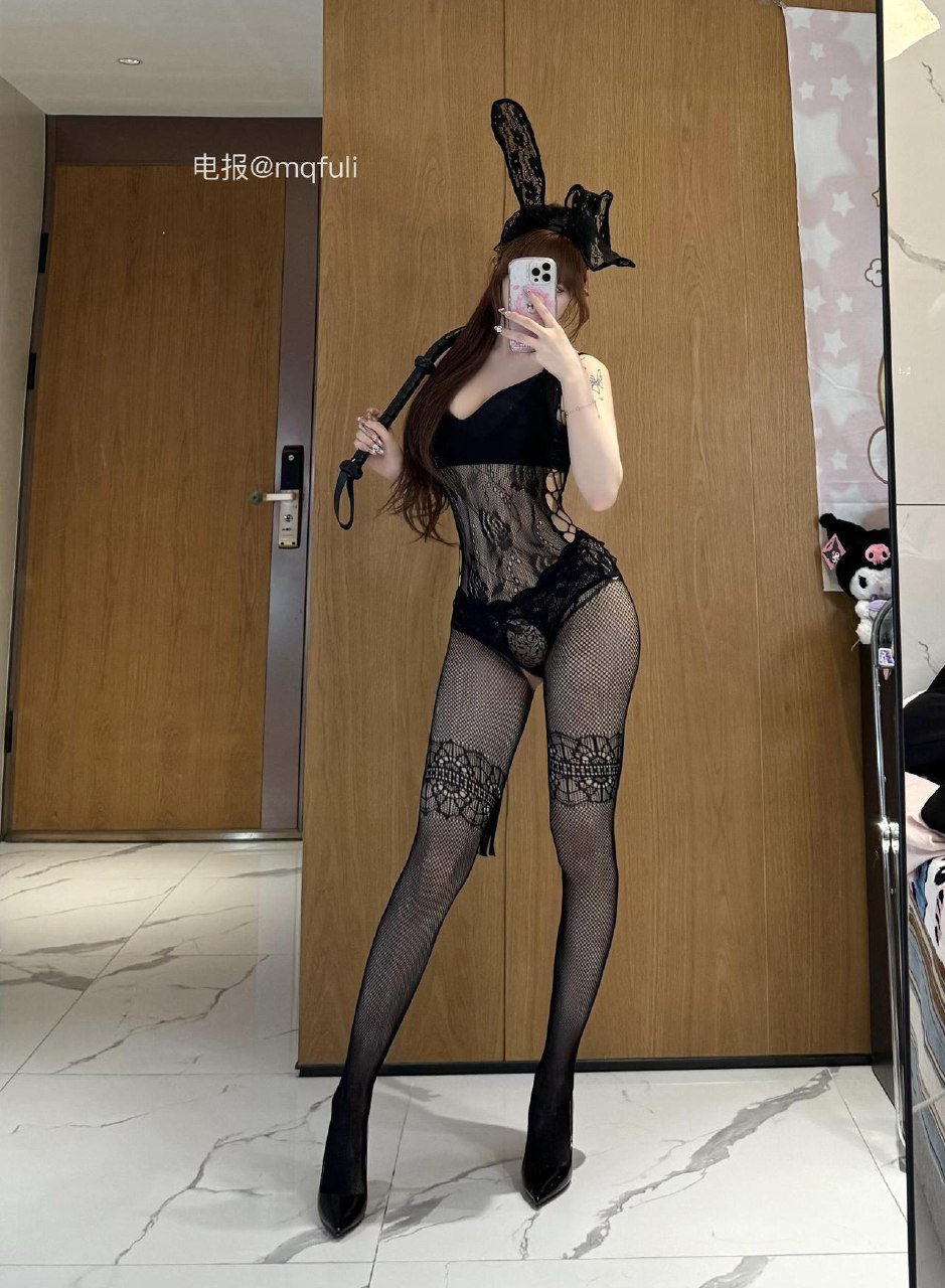 超蓝布罗莉 2025-12-08 04:33:35 黑色渔网连体衣照片