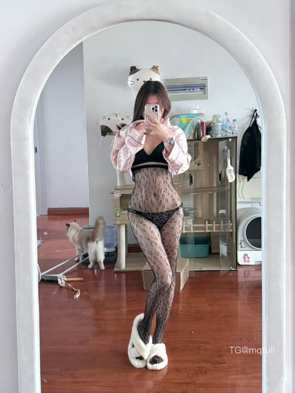 小意oO 2025-12-02 15:11:30 【嘉宾贴】两组好看的居家写真