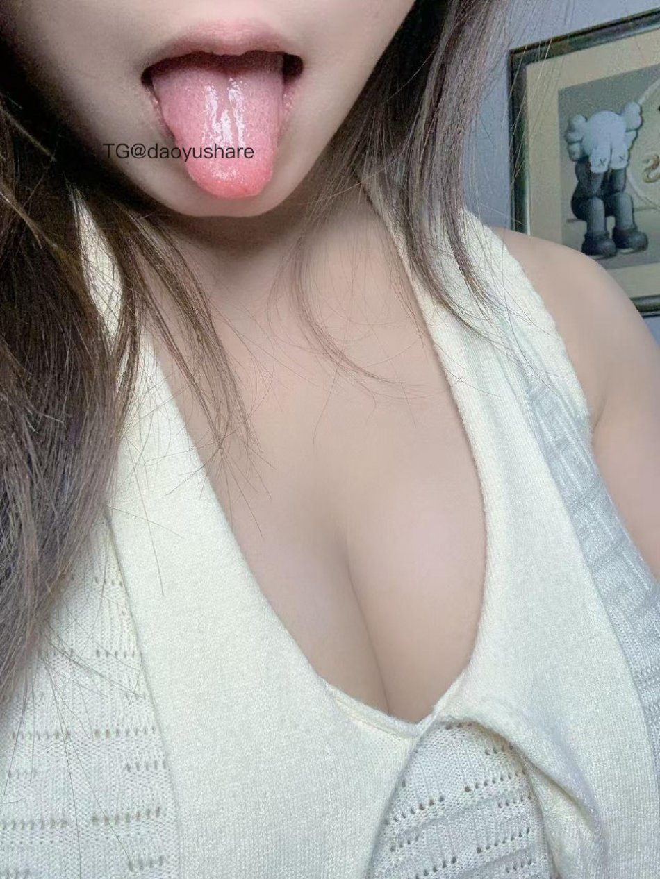 小意oO 2025-12-02 15:11:30 【嘉宾贴】两组好看的居家写真