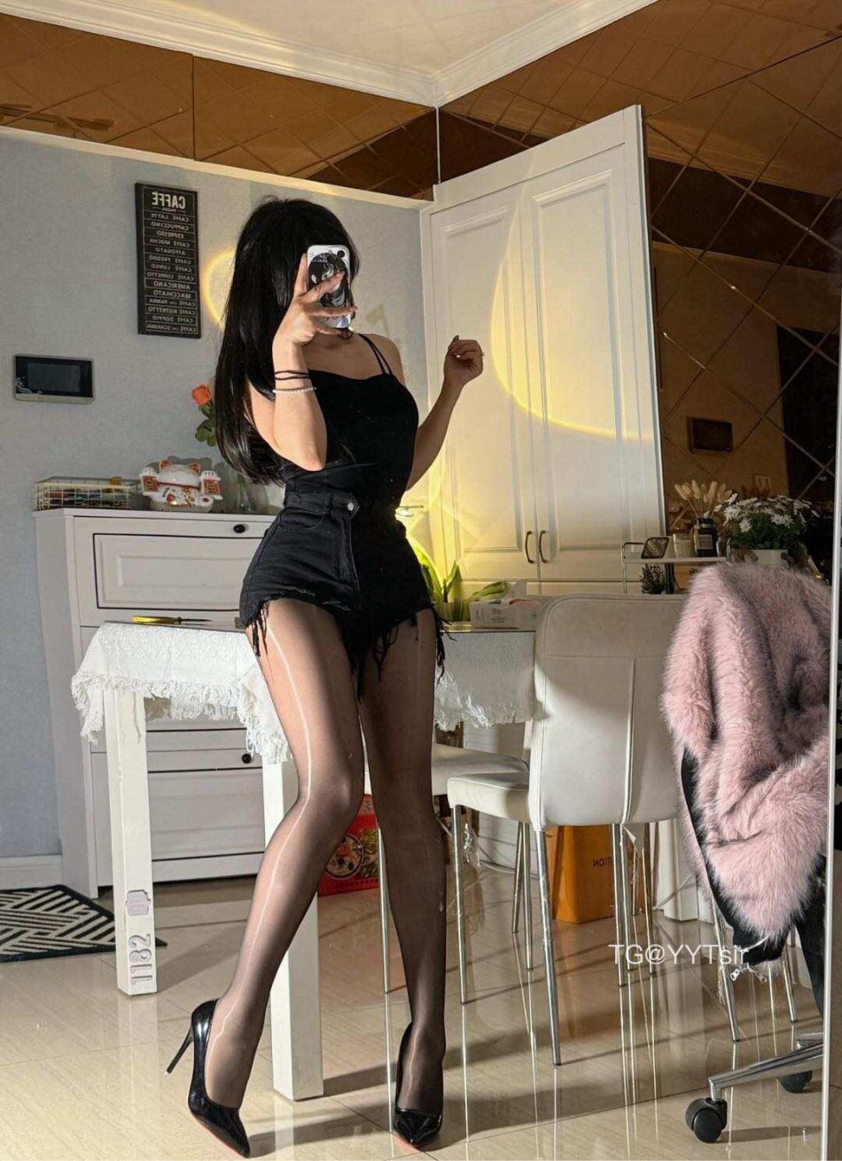 小奈芙🍰 2026-01-09 16:12:27 今日穿搭之～黑丝➕黑短裤 小奈芙 第1张