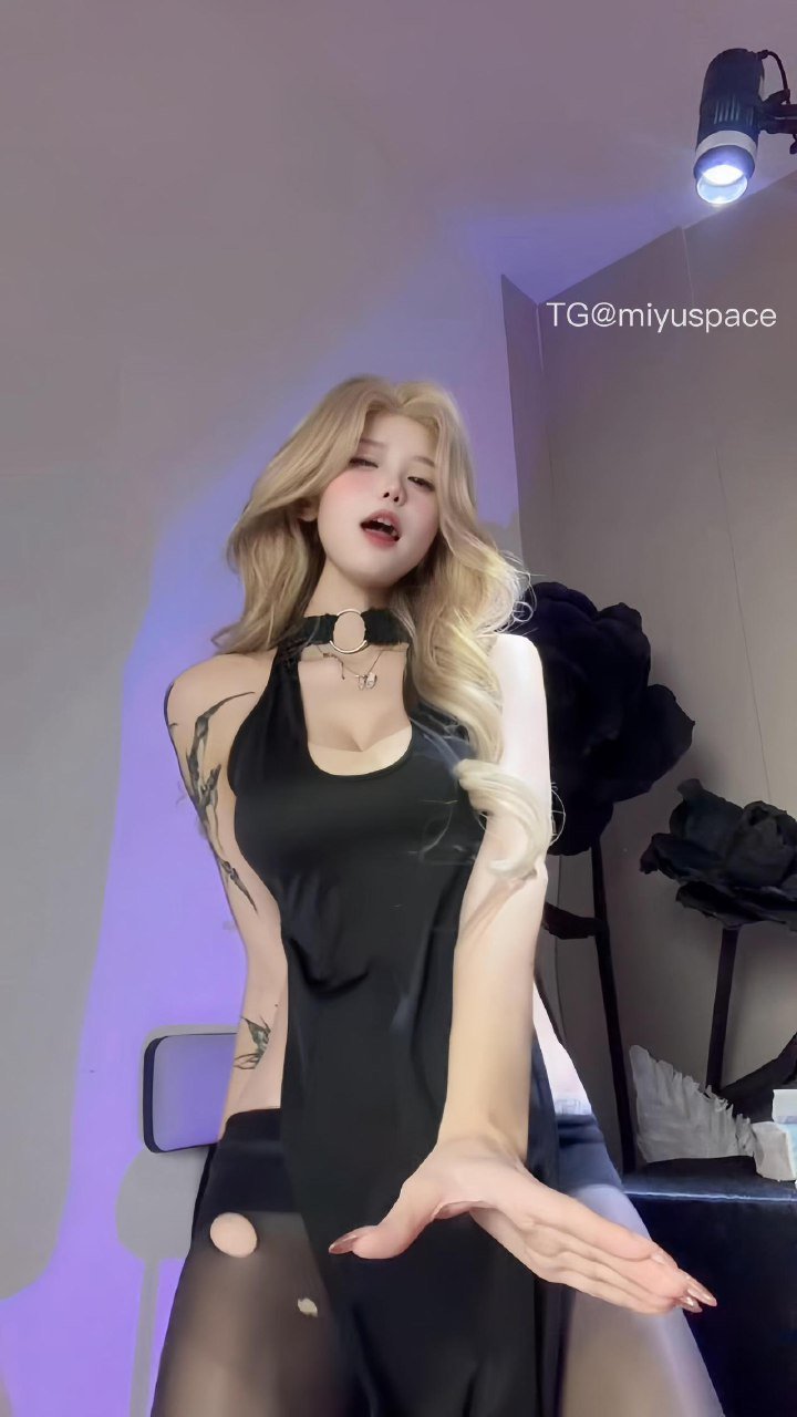 小哭包不哭 2026-01-09 14:27:31 【付费贴】黑丝➕套脖镂空小围裙 第4张