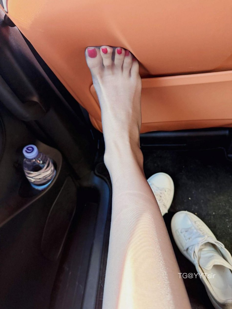 嘉嘉今天要早睡 2026-01-10 16:33:15 喜欢吗 黑丝儿配白袜 第4张