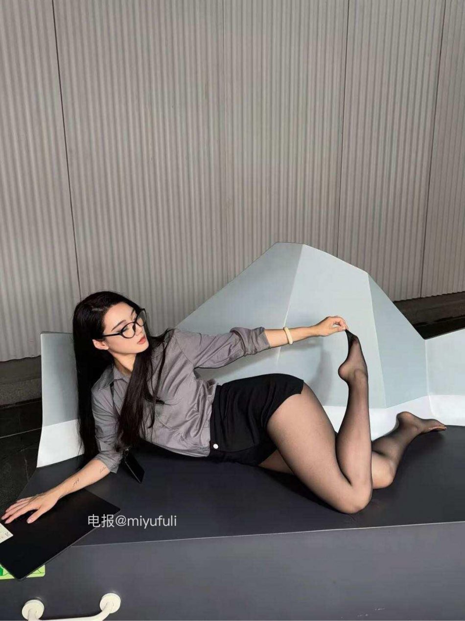 苏老师超棒 2026-01-12 00:16:09 #付费贴来啦#黑丝➕衬衫🥵