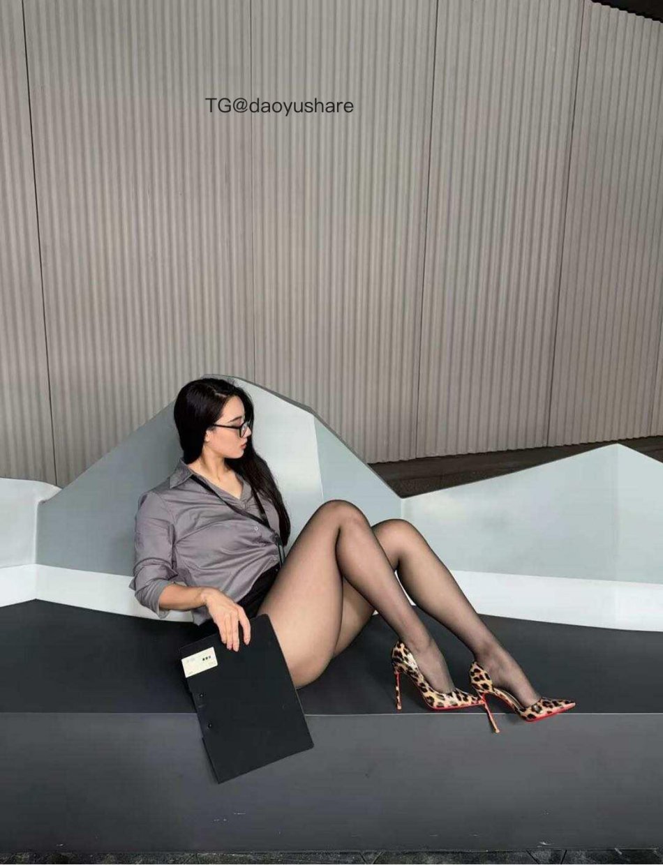 苏老师超棒 2026-01-12 00:16:09 #付费贴来啦#黑丝➕衬衫🥵