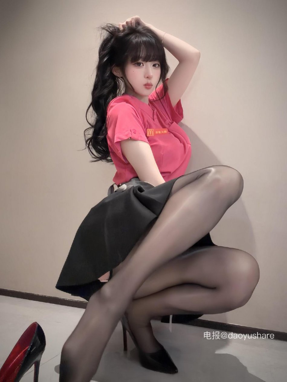 超蓝布罗莉 2026-01-19 20:40:30 原来内搭是粉色波点😋 第2张