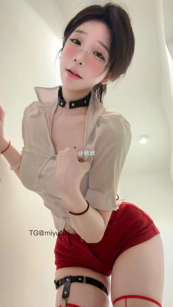 嘉欣 2026-01-20 17:19:52 【纯欲秘书】白衬衫半解勾出撩人曲线 第4张