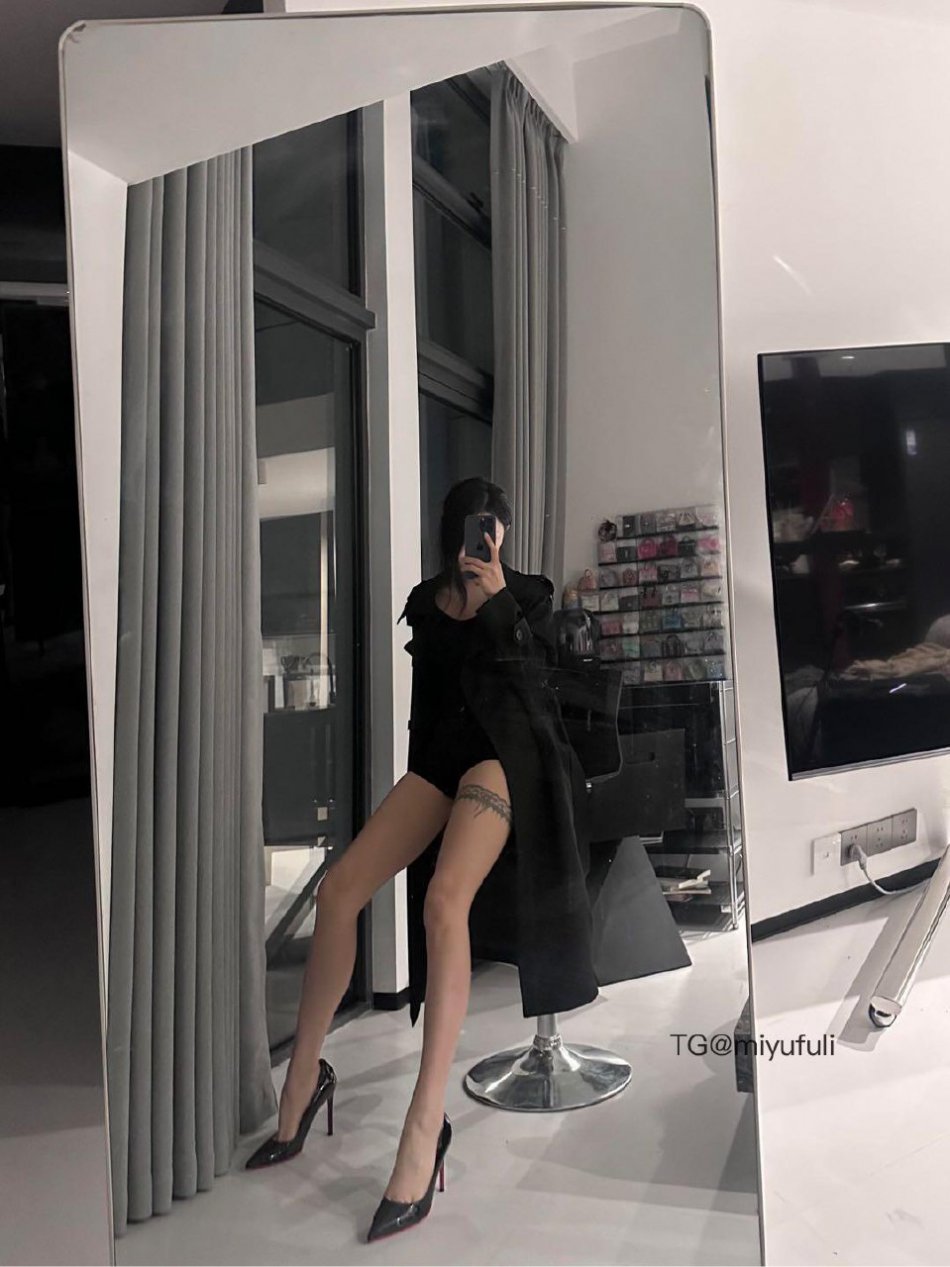 小奈芙🍰 2026-01-25 19:19:38 姐的姿势，酷不酷，拽不拽 小奈芙 第2张