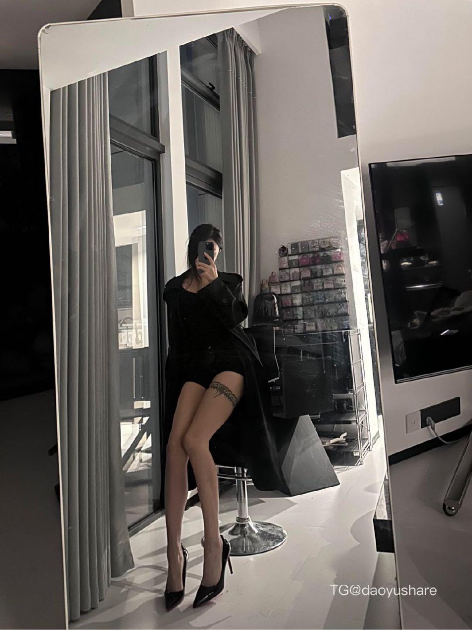 小奈芙🍰 2026-01-25 19:19:38 姐的姿势，酷不酷，拽不拽 小奈芙 第1张