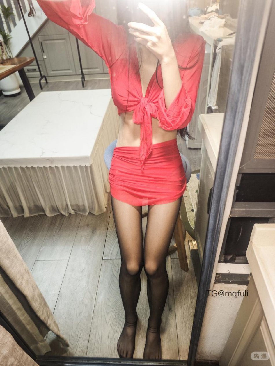 彩云 2026-03-06 16:13:57 和腿合个照吧！