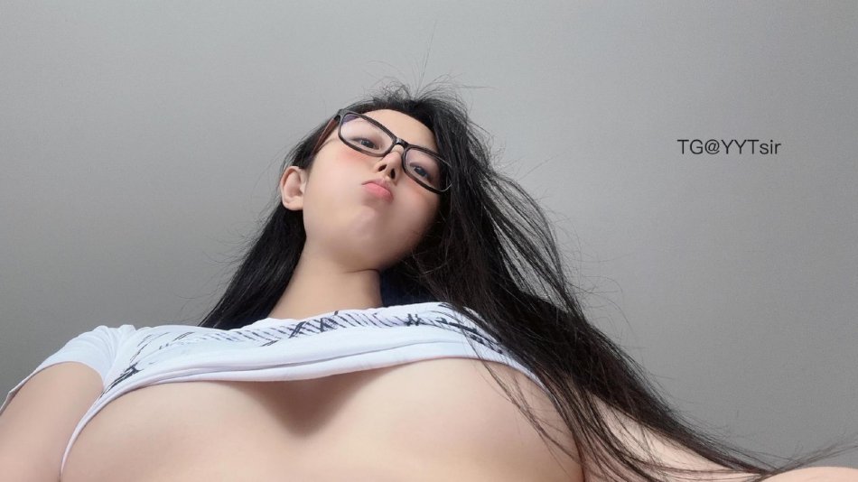 俏妞 2026-02-21 11:30:25 白色紧身短袖搭配黑色边框眼镜 俏妞qiaoniuTT 第5张