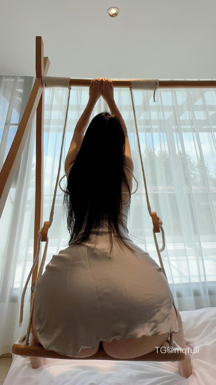 俏妞 2026-02-21 11:31:33 银灰色吊带裙搭配木质秋千 俏妞qiaoniuTT 第2张