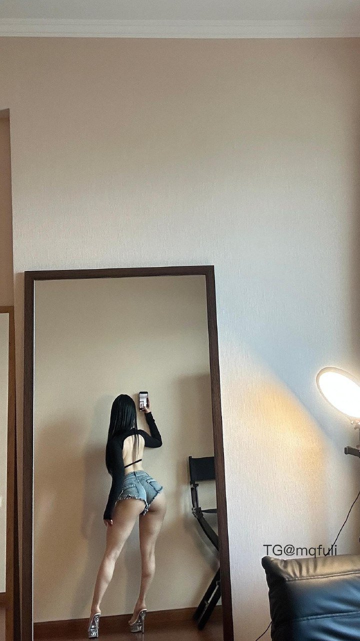 俏妞 2026-02-22 13:59:04 紧身黑色长袖上衣搭配超短牛仔热裤 俏妞qiaoniuTT 第13张