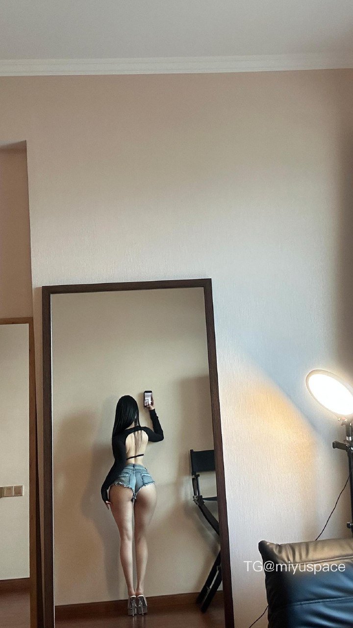 俏妞 2026-02-22 13:59:04 紧身黑色长袖上衣搭配超短牛仔热裤 俏妞qiaoniuTT 第12张