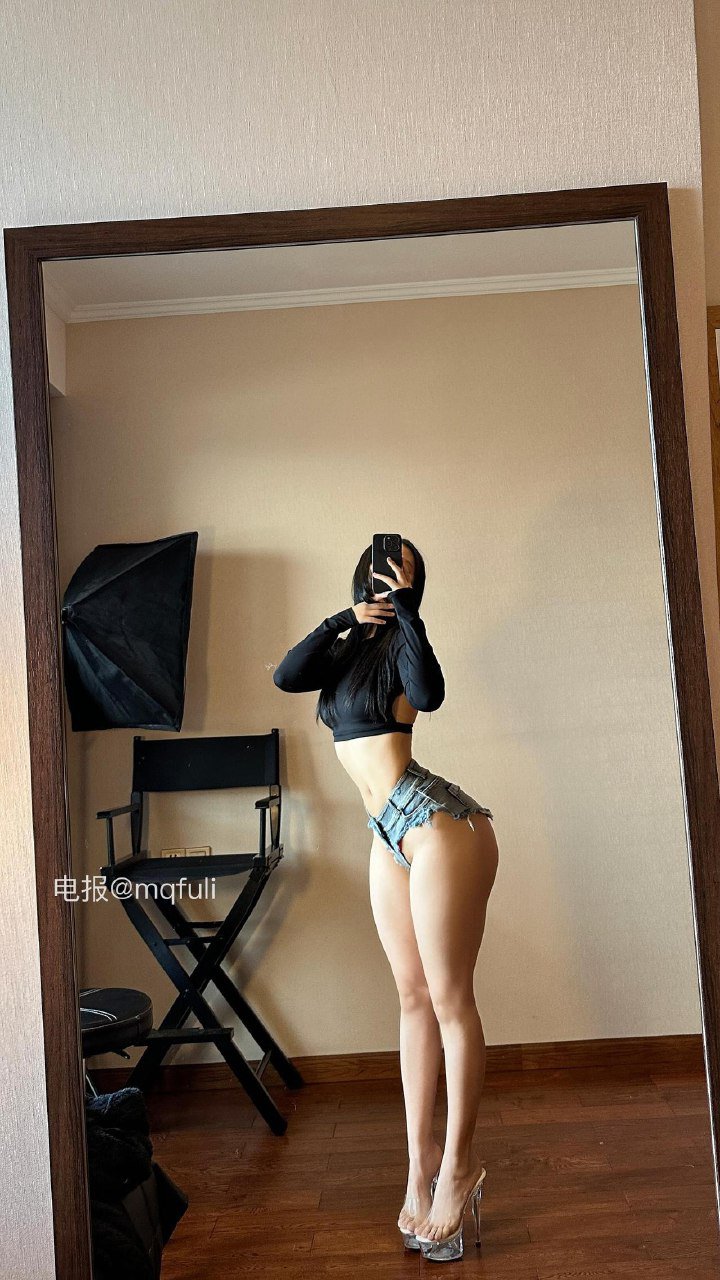 俏妞 2026-02-22 13:59:04 紧身黑色长袖上衣搭配超短牛仔热裤