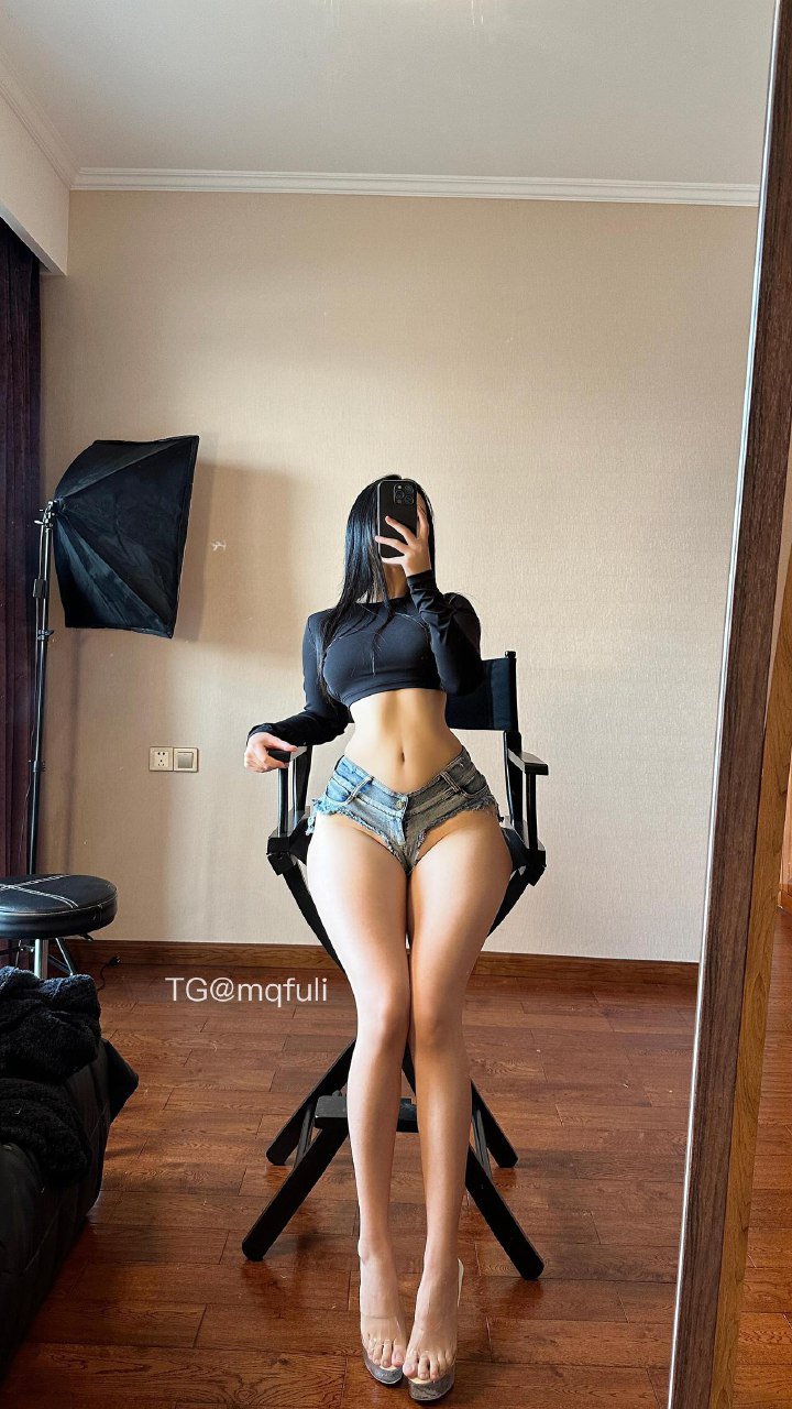 俏妞 2026-02-22 13:59:04 紧身黑色长袖上衣搭配超短牛仔热裤 俏妞qiaoniuTT 第18张