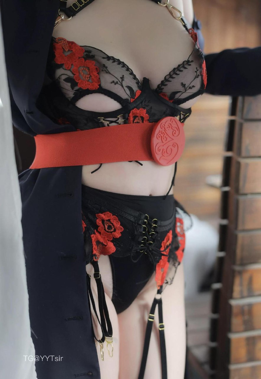 健身芭比 2025-05-23 21:58:47 红黑搭配，尽显优雅与。#反差# 第4张