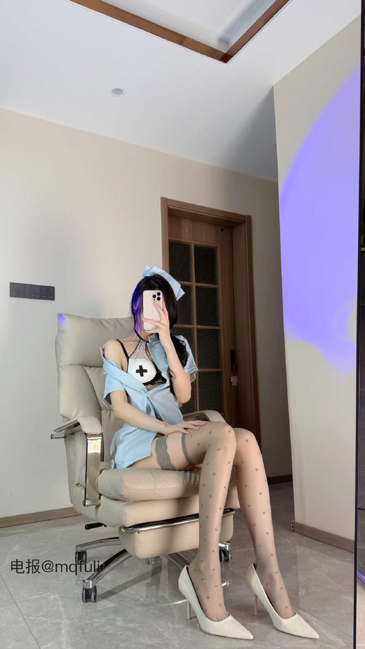 唐十七 2025-05-28 14:43:03 护士姐姐系列大片x18张📸 第4张