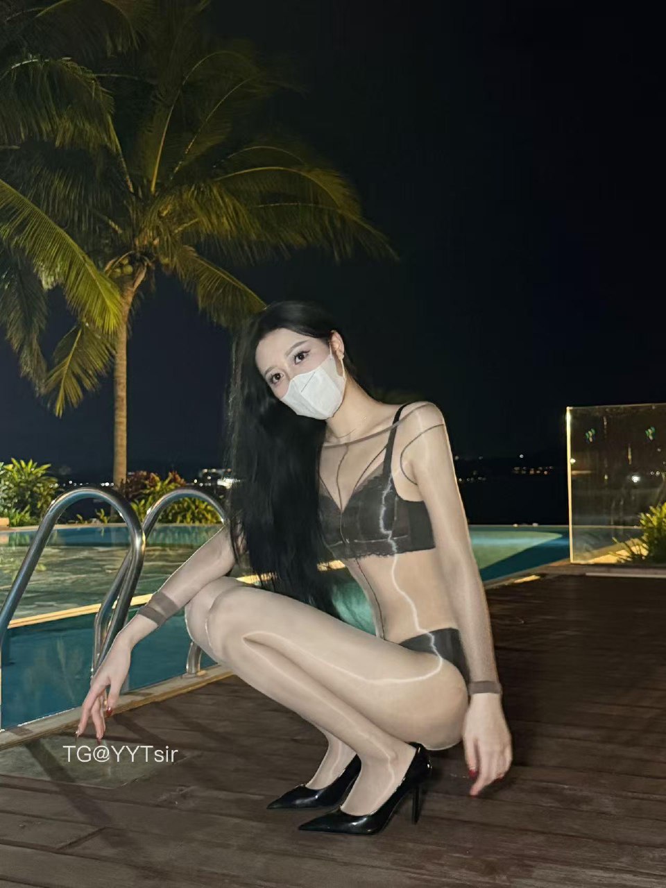 唐十七 2025-05-28 15:05:46 户内外大片x13张🥰 油亮丝袜包裹全身 第4张