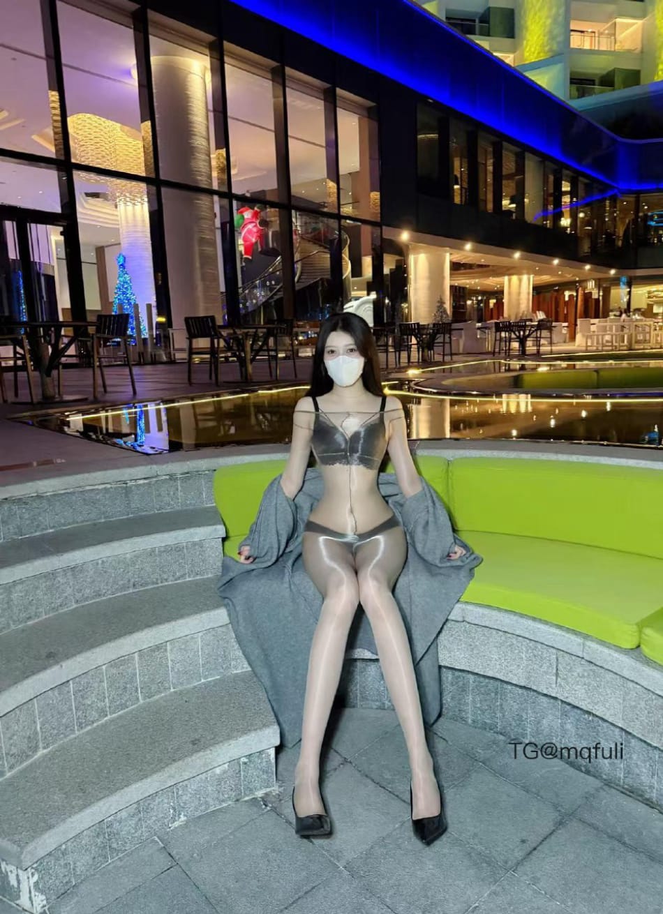 唐十七 2025-05-28 15:05:46 户内外大片x13张🥰 油亮丝袜包裹全身 第1张