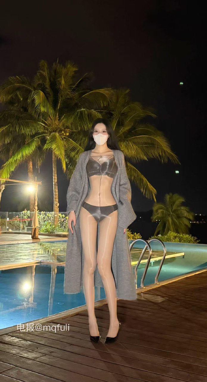 唐十七 2025-05-28 15:05:46 户内外大片x13张🥰 油亮丝袜包裹全身 第2张