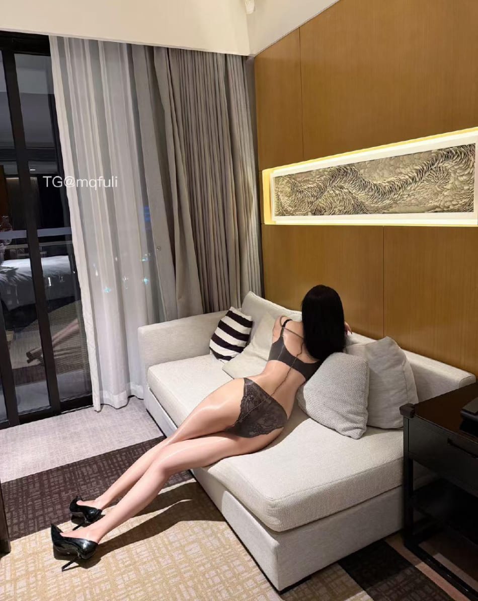 唐十七 2025-05-28 15:05:46 户内外大片x13张🥰 油亮丝袜包裹全身 第11张