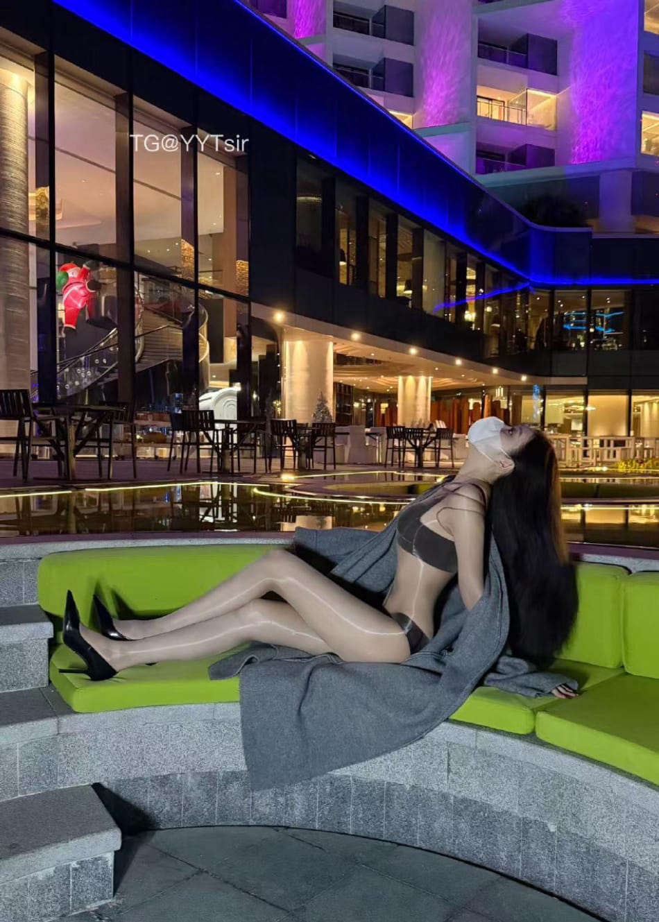 唐十七 2025-05-28 15:05:46 户内外大片x13张🥰 油亮丝袜包裹全身 第8张