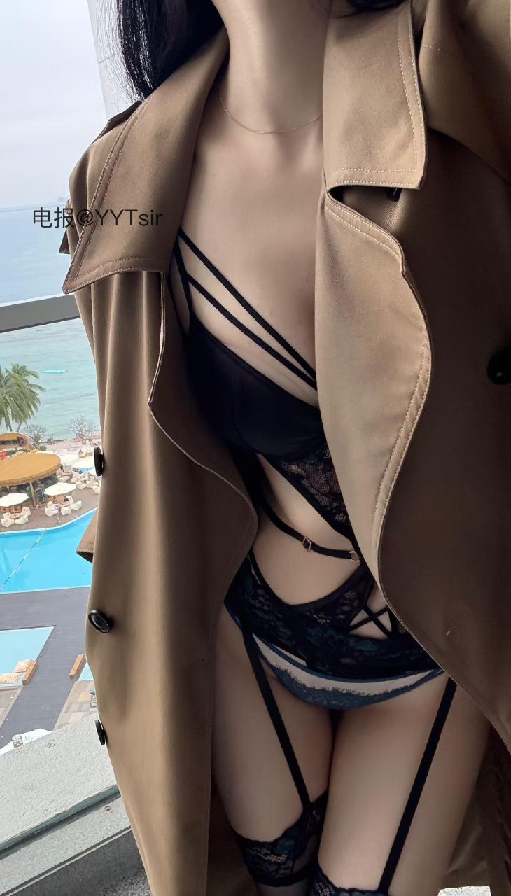 唐十七 2025-05-28 15:07:13 风衣下的秘密㊙️大片x14张御姐风超级🔥 第4张