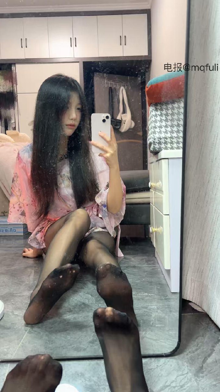 奶洋洋 2025-05-28 20:50:47 黑丝连体裙，放福利给大家了 第3张