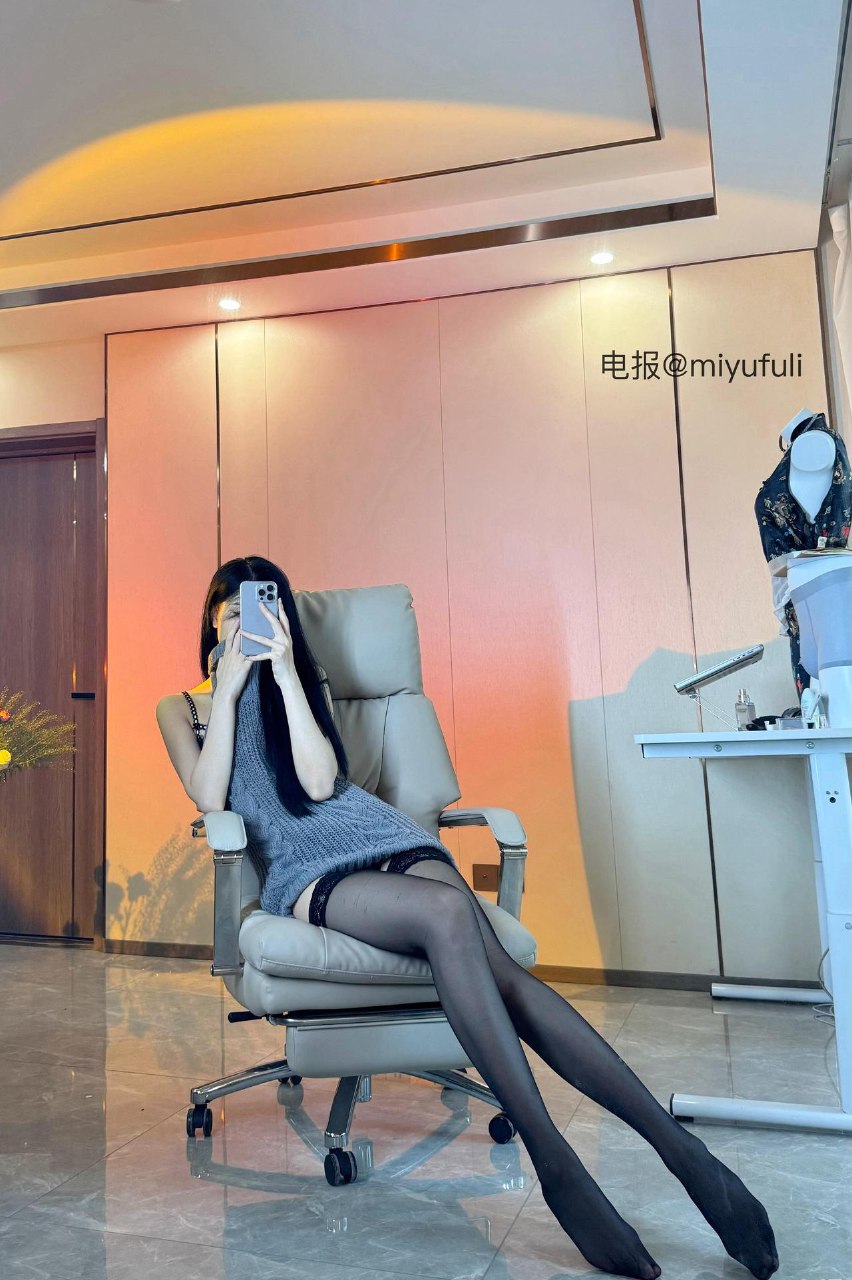 唐十七 2025-05-29 18:11:34 露背毛衣包臀短裙系列大片 第6张