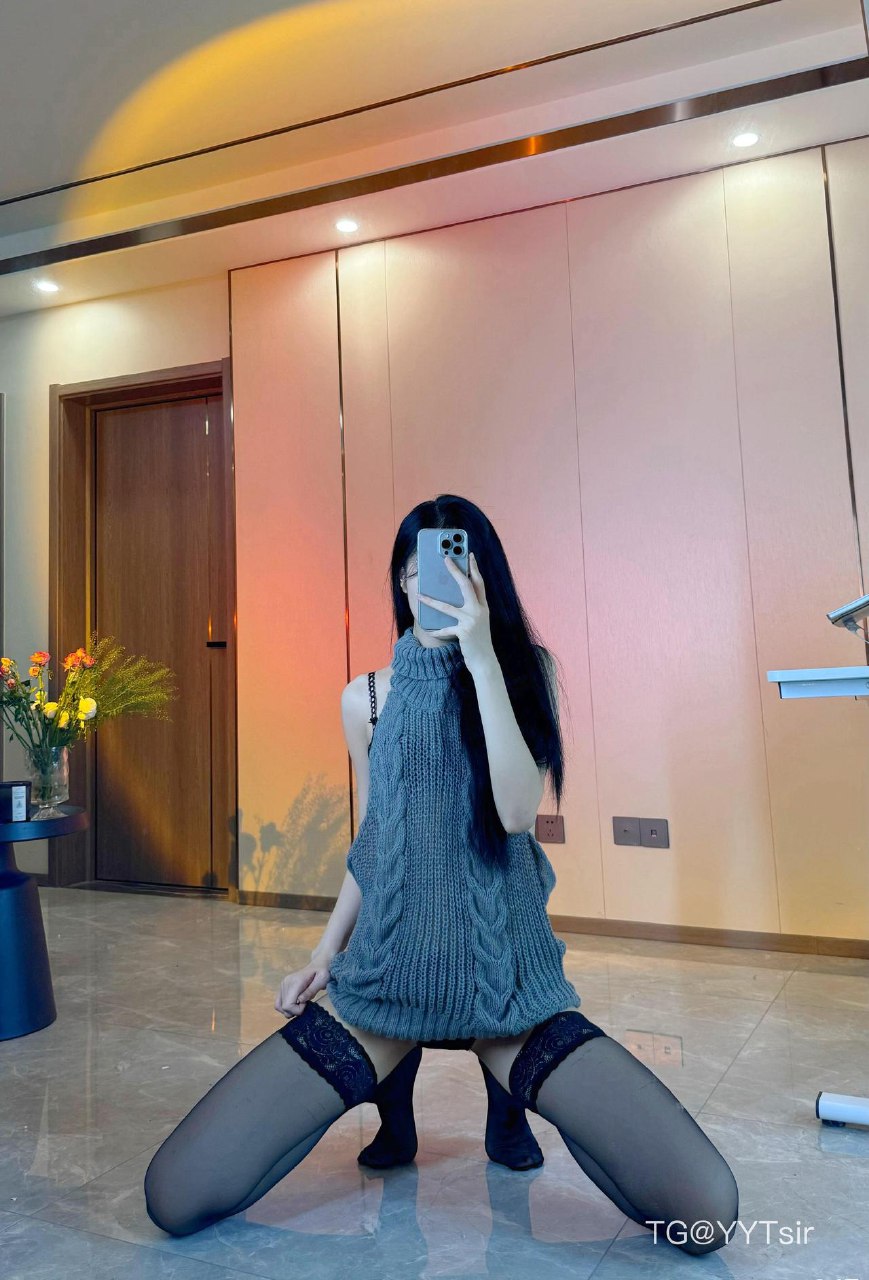 唐十七 2025-05-29 18:11:34 露背毛衣包臀短裙系列大片 第4张