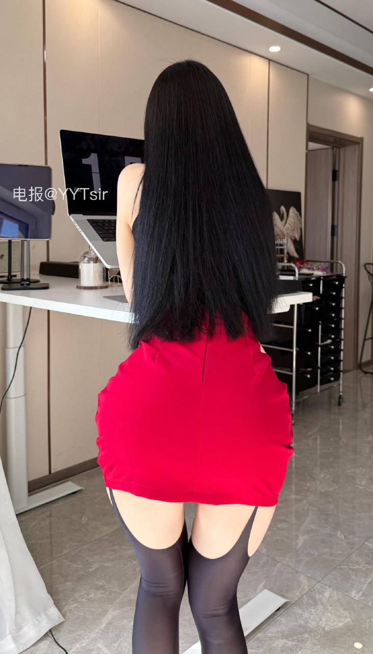 唐十七 2025-05-29 18:36:07 性感吊带一体丝袜➕包臀裙 第14张