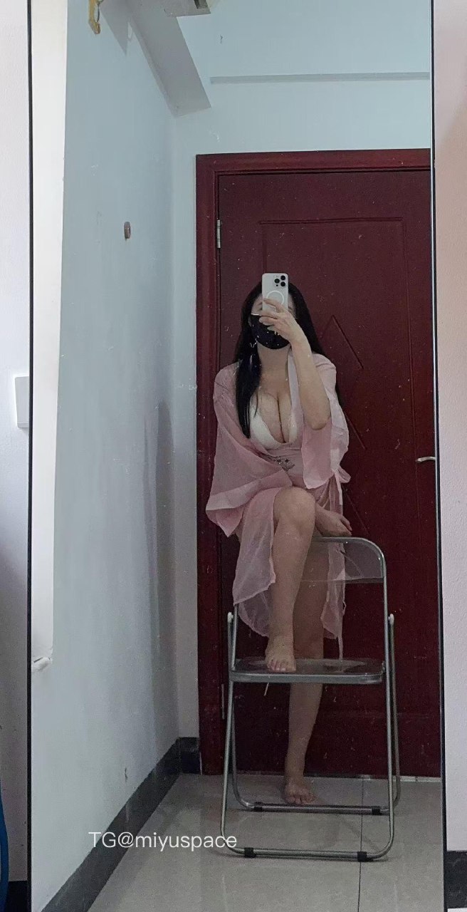 美艳老嫂子 2025-05-31 02:28:32 睡袍套装+👙嫂子私房深V套装 第5张